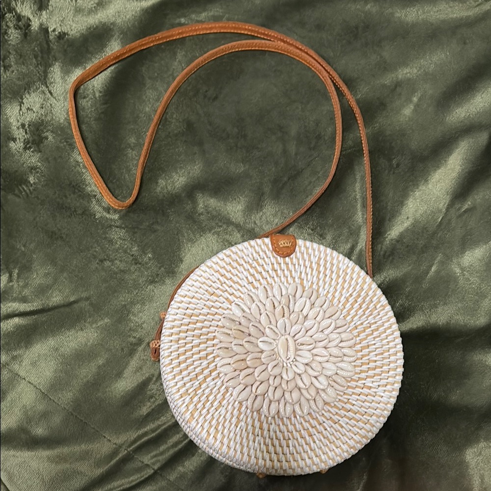 Round Woven wicker shell Bag crossbody in Cream and Tan new with defect